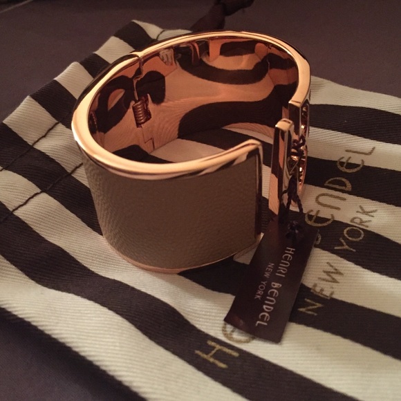 Henri Bendel Logo Metropolitan Cuff - Picture 4 of 10